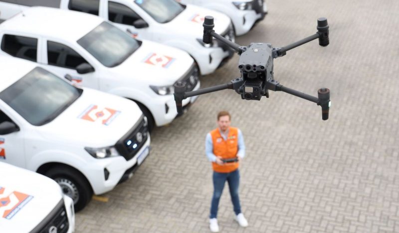Agente da Defesa Civil manuseando um drone Tecnologia permite fazer rastreamentos