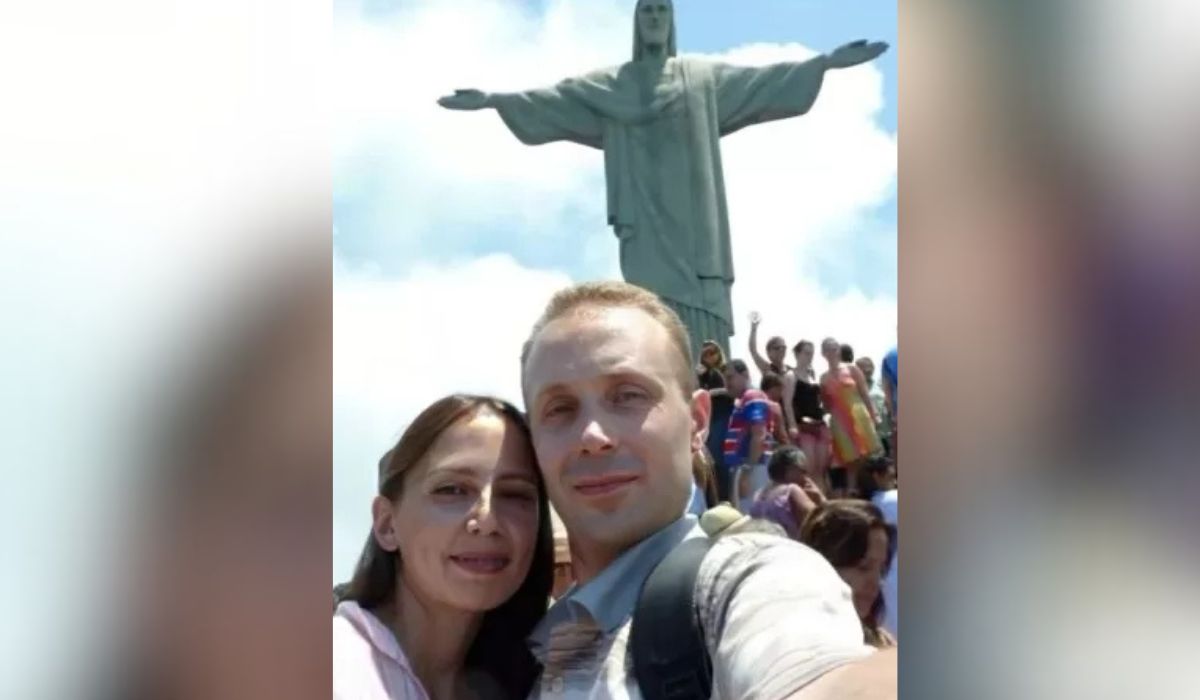 Casal de espiões russos fazendo turismo no Rio de Janeiro na frente do Cristo Redentor