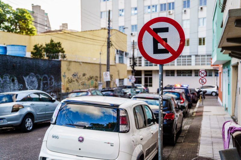 Estacionamento em Florianópolis é macardo por carros em locais proibidos