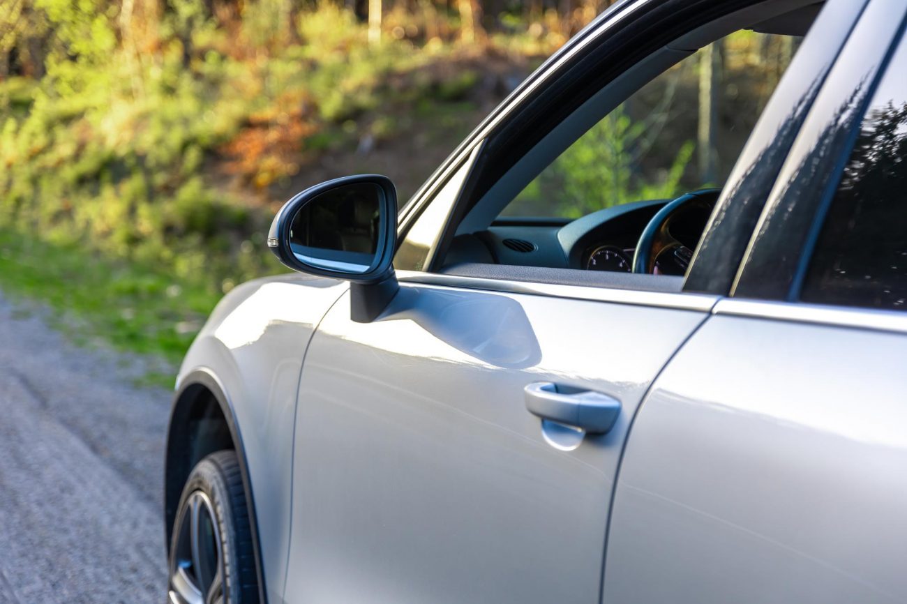 na foto aparece um veículo parado na estrada e que motorista tenta estacionar o carro com o vidro aberto na foto aparece um veículo parado na estrada e que motorista tenta estacionar o carro com o vidro aberto