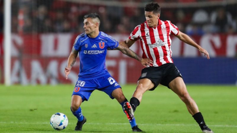 Universidad de Chile x Estudiantes Universidad de Chile na vitória sobre o Estudiantes por 2 a 1 no primeiro encontro entre os dois clubes, na Argentina