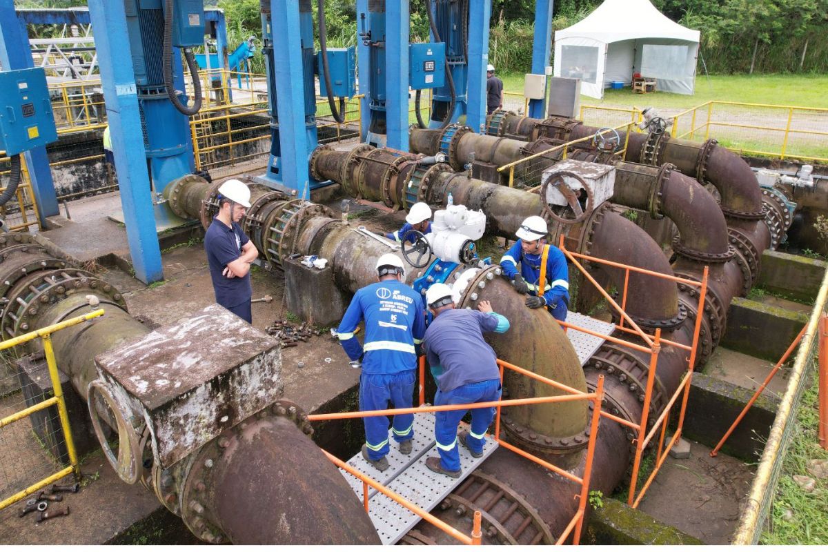 Imagem com equipe trabalhando na ETA Cubatão