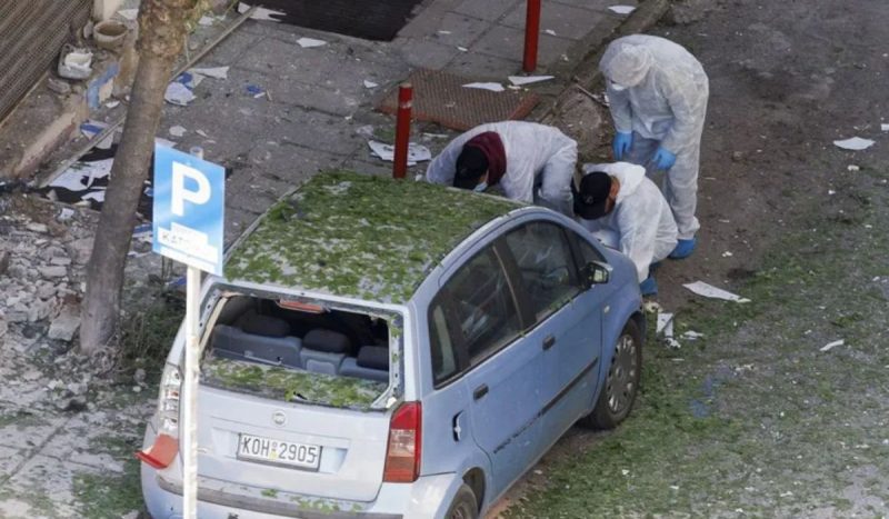 Foto da frente do banco destruído na Grécia Bomba acionou antes da hora durante tentativa de assalto