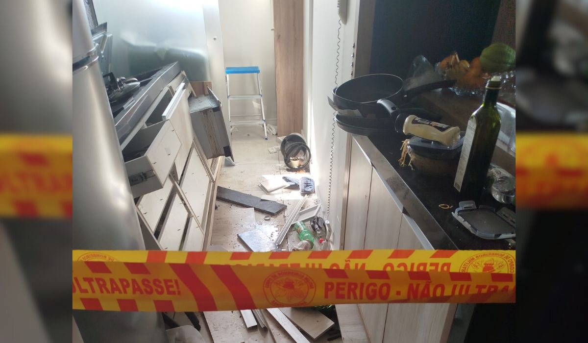 Explosão em apartamento arrancou uma porta e destruiu quatro janelas 