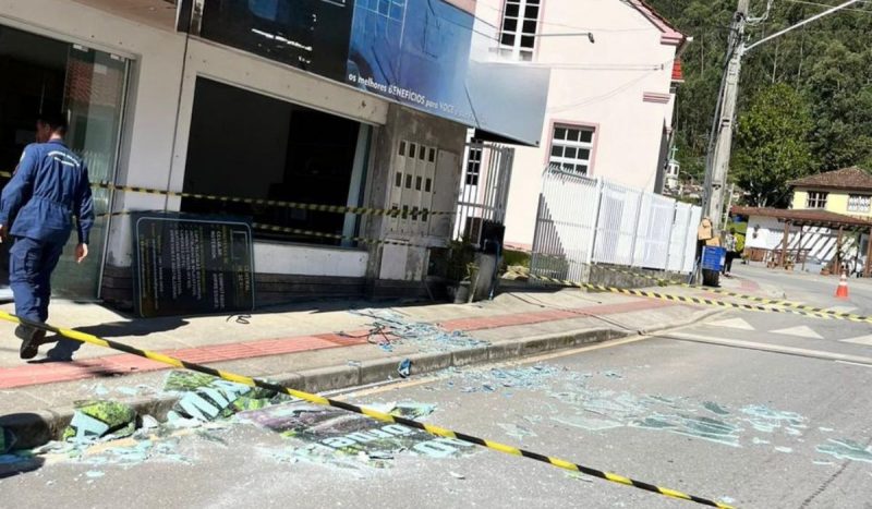 Área destruída após explosão de lanchonete