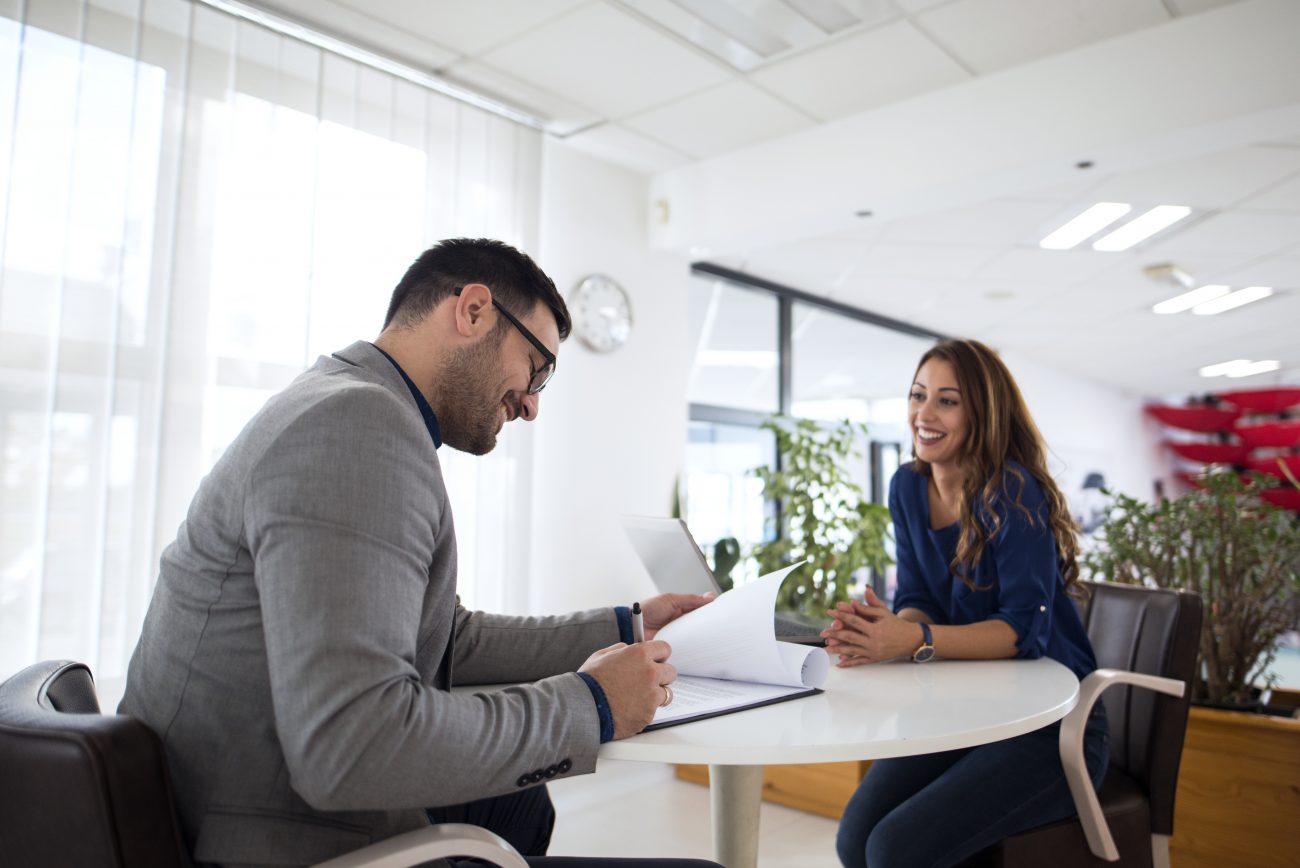 entrevista de emprego recrutador avaliando a resposta da entrevistada a respeito do "me fale sobre você"