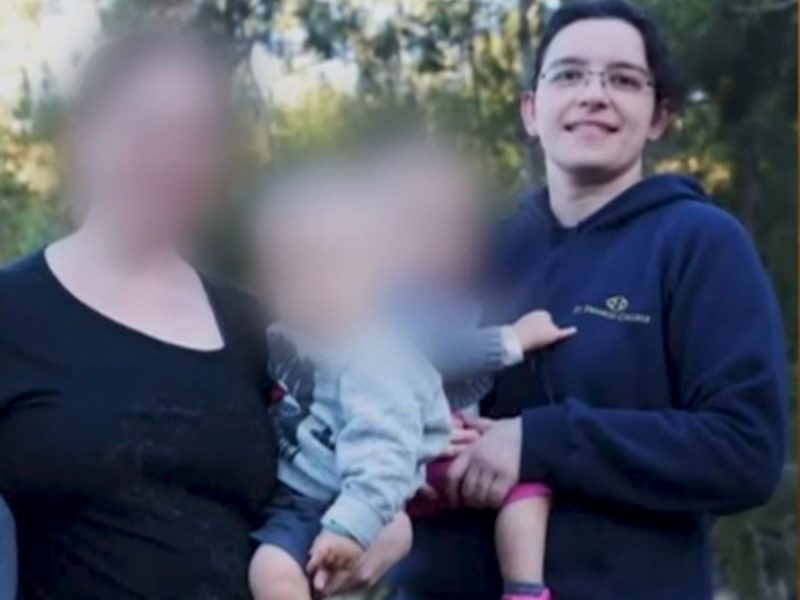 Professora encontrada morta e a família Foto mostra professora encontrada morta ao lado da família, a esposa e dois filhos