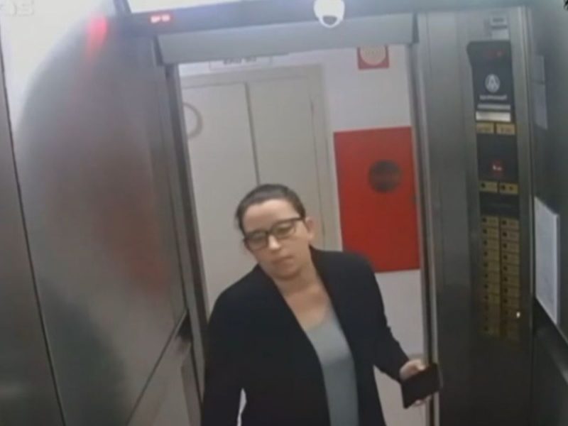 Fernanda Bonin, encontrada morta, no elevador Imagem mostra professora encontrada morta saindo do apartamento