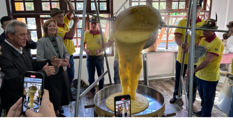 Tombo da polenta Imagem de pessoas no tradicional tombo da polenta, para mostrar uma das atrações da festa