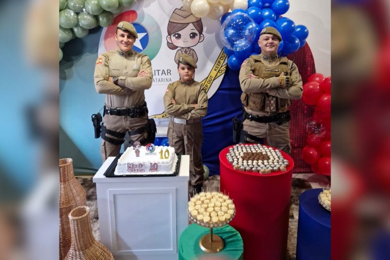 Polícia Militar A pequena Maria Clara teve o aniversário de 10 anos com o tema da Polícia Militar