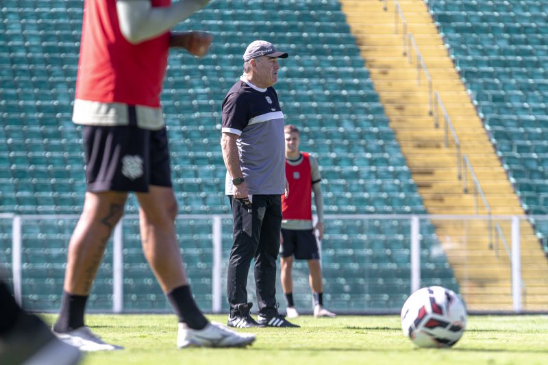 Figueirense x Caxias marca a reestreia de Pintado