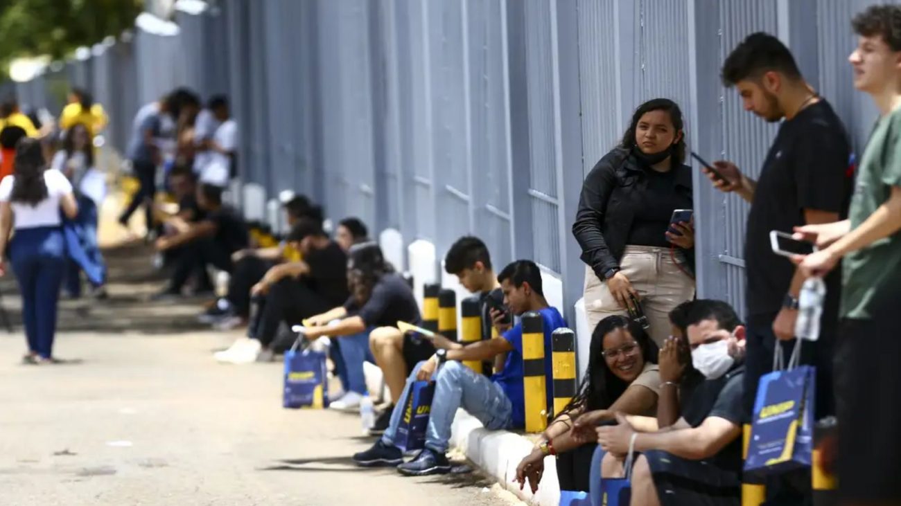 Fila de espera para realizar a prova do Enem em 2022