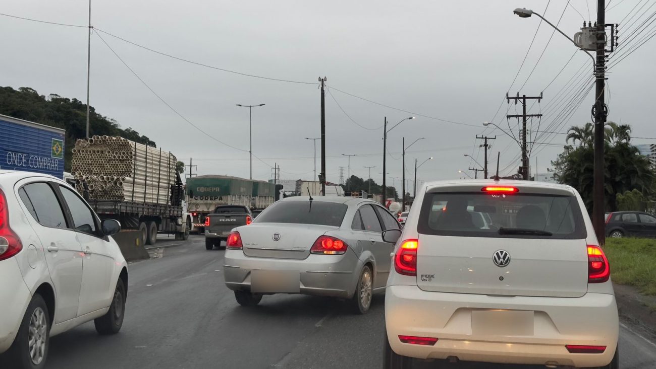 Batidas na BR-101 Acidentes na BR-101 travam trânsito