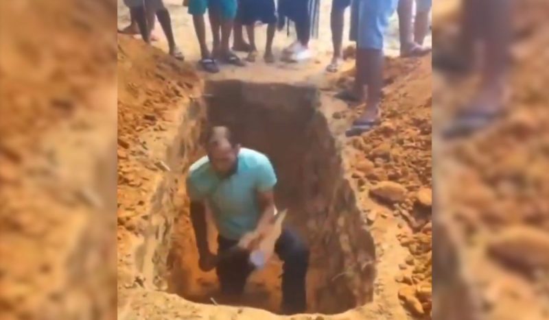Filho abre cova do próprio pai após encontrar sepultura inacabada no RN Filho abre cova do próprio pai após encontrar sepultura inacabada no RN