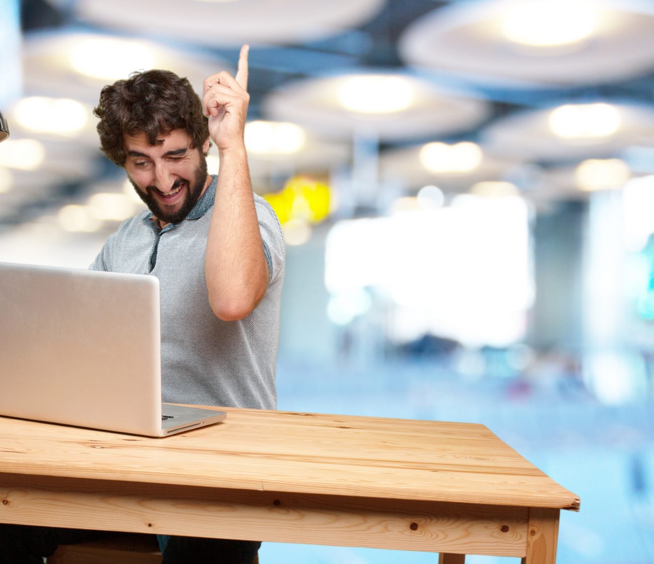 homem feliz ao fingir produtividade homem feliz ao fingir que está trabalhando para o chefe