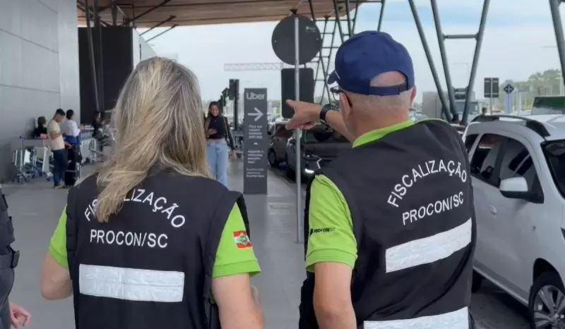 Agentes do Procon-SC fiscalizando transporte clandestino no Aeroporto de Florianópolis