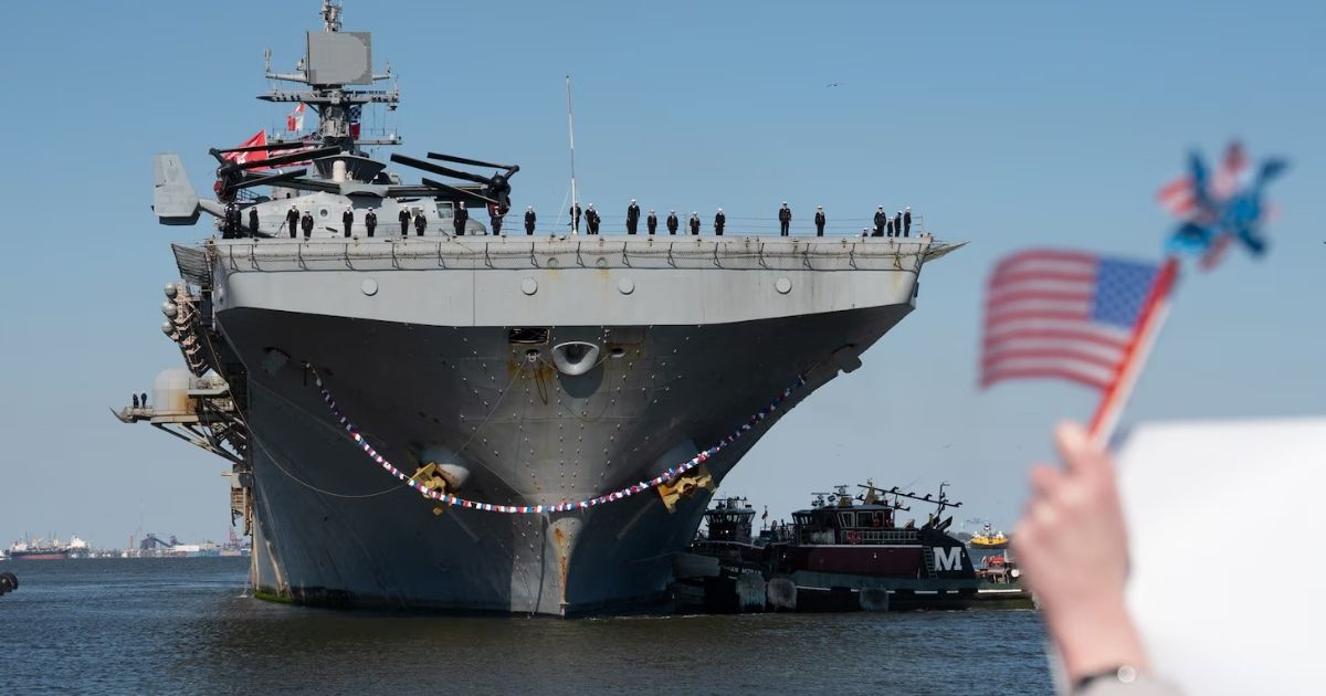 Fleet Week Imagem de um barco das forças armadas, para mostrar o vento que estava ocorrendo na semana do acidente