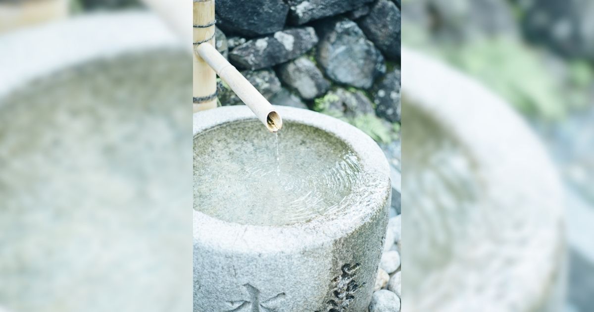 Imagem de uma simples fonte de água, para mostrar que ela é uma ótima opção de decoração criativa para a sua varanda 