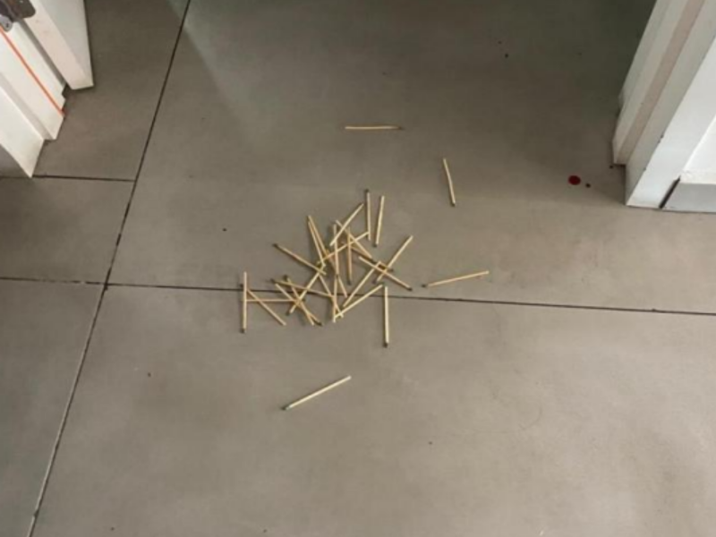 Fósforos no chão em posto de gasolina de Blumenau Fósforos no chão em posto de gasolina de Blumenau após homem tentar queimar mulher viva