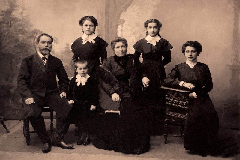 Família sem sorrir em fotos antigas