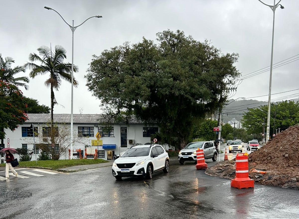 Imagem mostra carros passando pela rótula da UFSC. Conteúdo sobre novas obras da Prefeitura de Florianópolis.
