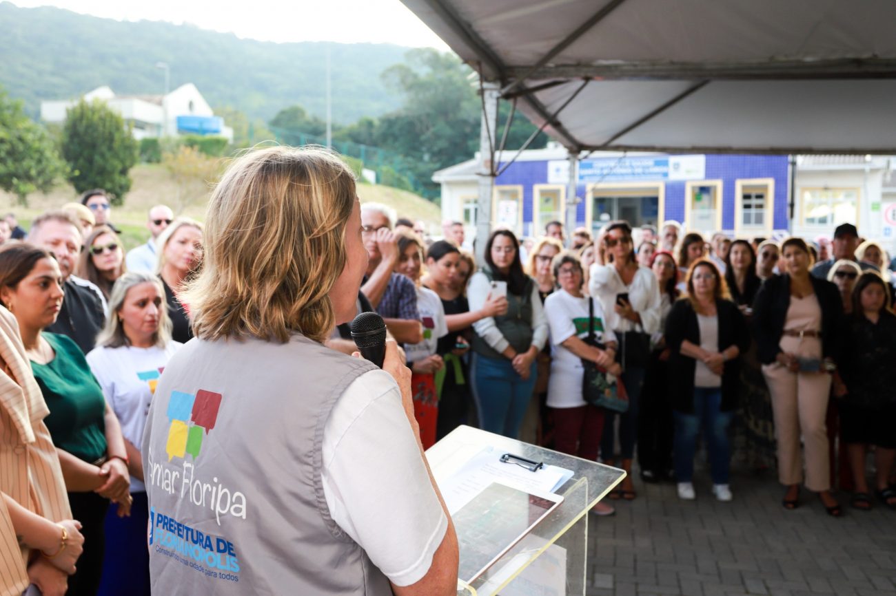 Moradores de Florianópolis ouvindo a representante da Fundação Somar falando sobre o impacto social.