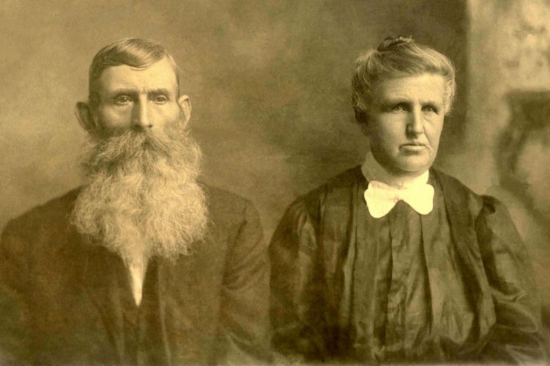 Casal sem sorrir em foto antiga