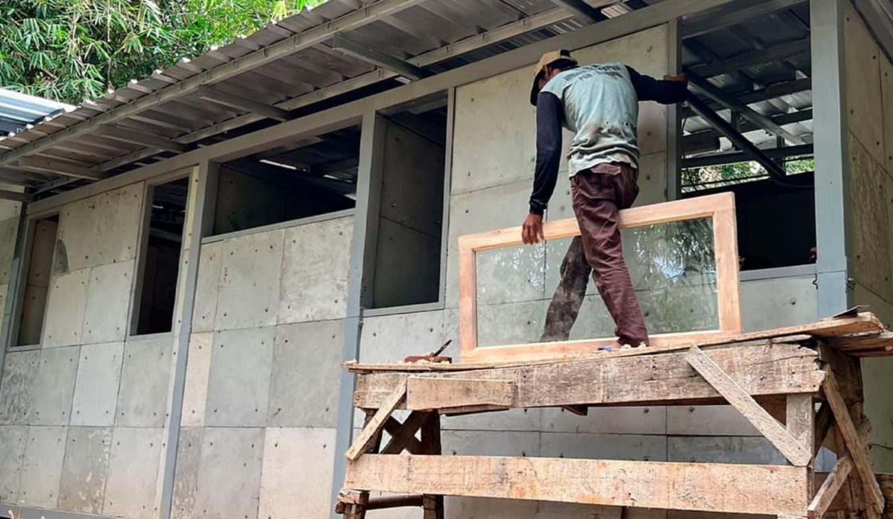 pedreiro erguendo casa pedreiro usando fraldas para erguer casa