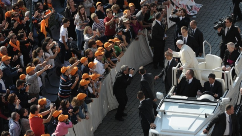 Papamóvel de Francisco Papamóvel de Francisco sendo dirigido pelas ruas do Vaticano diante de milhares de fiéis