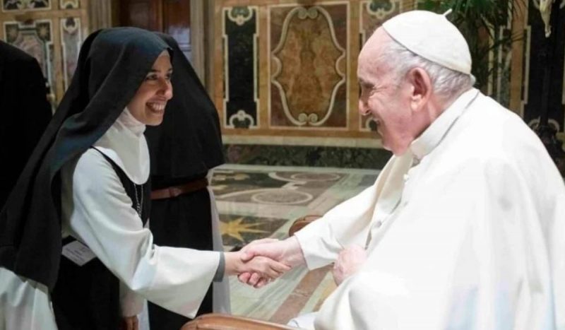 Freira brasileira e Papa Francisco Aline afirma que superior alegou que ela era 'bonita demais' para ser freira