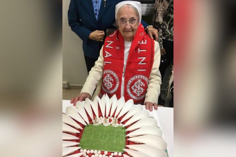 Irmã Inah Canabarro comemora aniversário com bolo do Inter Freira gaúcha considerada a pessoa mais velha do mundo faz aniversário com festa do Internacional