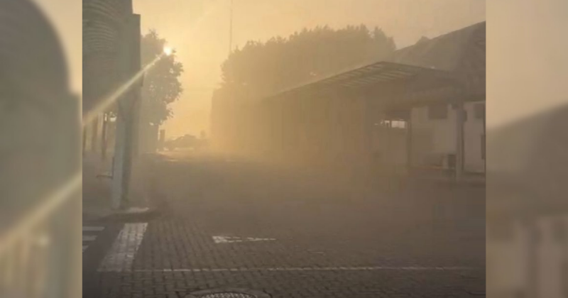 Incêndio na Espanha Imagem de uma rua com a visão bloqueada por causa da fumaça, para fazer referência as ruas bloqueadas graças ao incêndio na Espanha