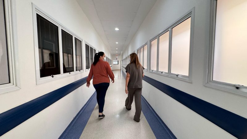 Prefeita nos corredores do hospital Foto mostra prefeita Juliana Pavan nos corredores do Hospital Ruth Cardoso uma semana após morte de bebê em maternidade