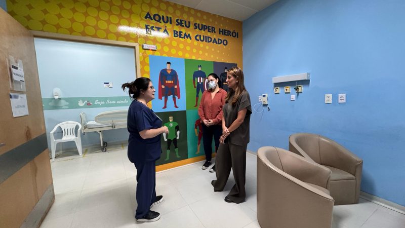 Prefeita Juliana Pavan com equipe Foto mostra prefeita conversando no hospital