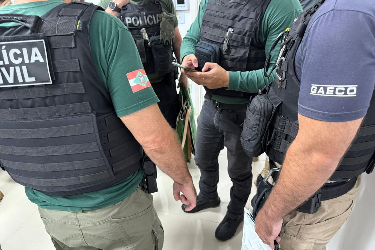 Foto mostra agentes do MP e polícia durante operação que mira em casal investigado