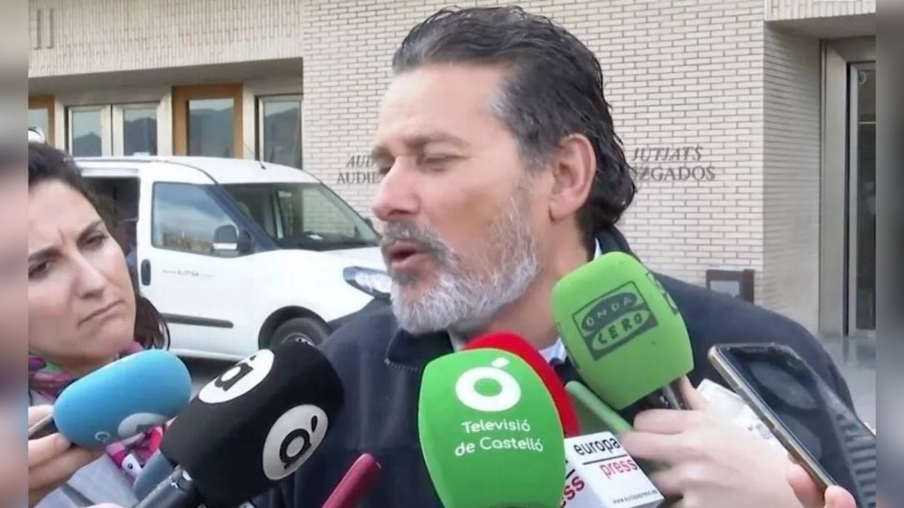Ganhador da loteria perde tudo Homem dando entrevista a diversos jornais ganhador da loteria perde tudo