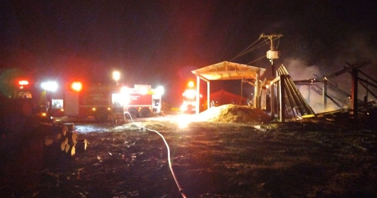 Bombeiros usaram cerca de 29 mil litros de água para extinguir as chamas