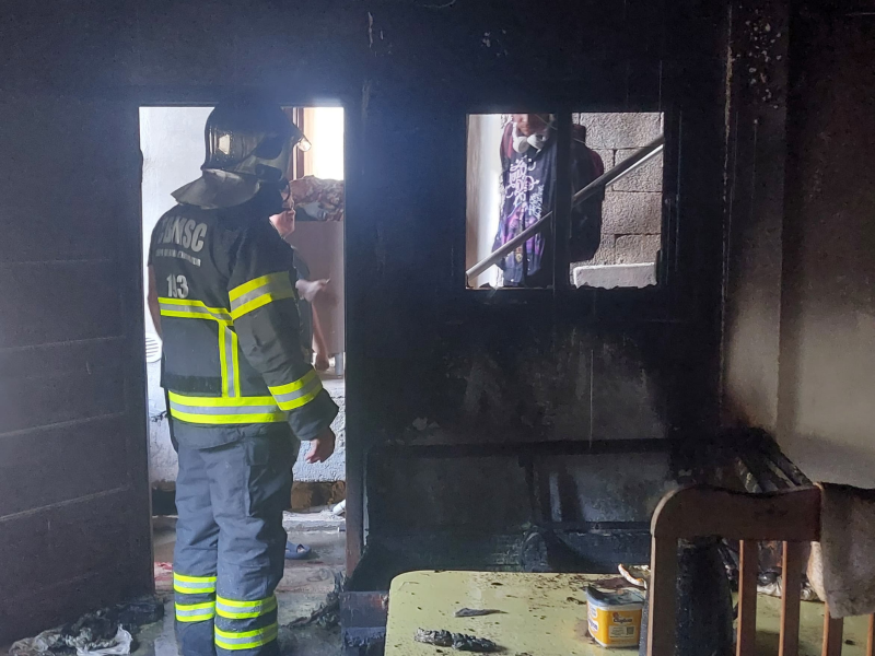 incêndio em Blumenau Gesto heróico: vizinhança apaga incêndio em Blumenau antes da chegada dos bombeiros