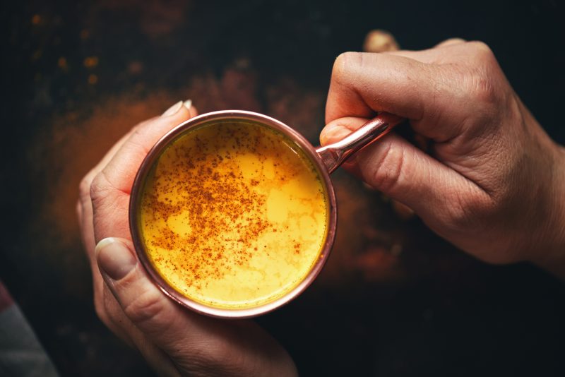 Golden milk saudável com cúrcuma para substituir o café