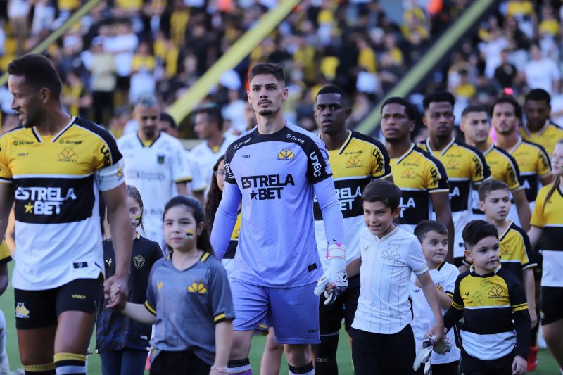 Goleiro Kauã na fileira de entrada ao gramado do Majestoso