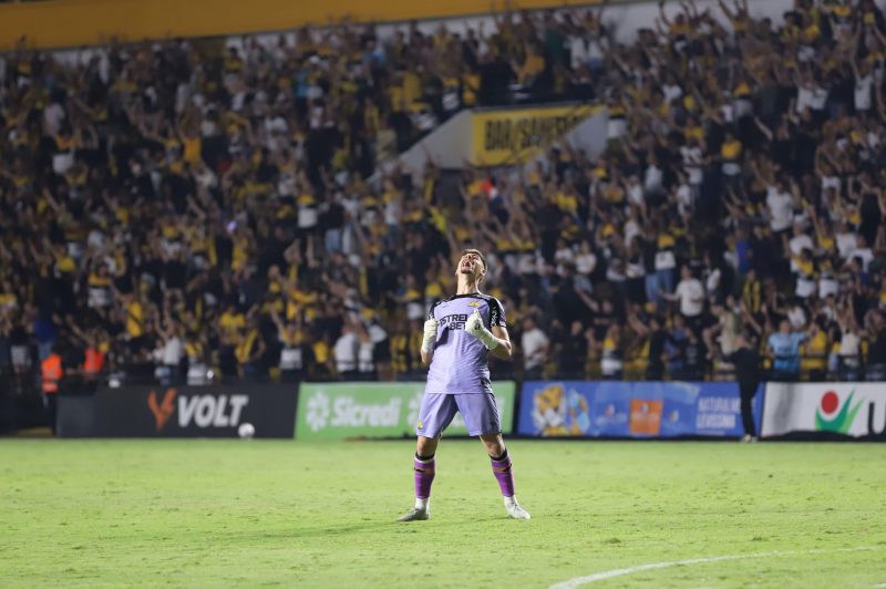 Goleiro Kauã comemorando no Estádio Heriberto Hülse