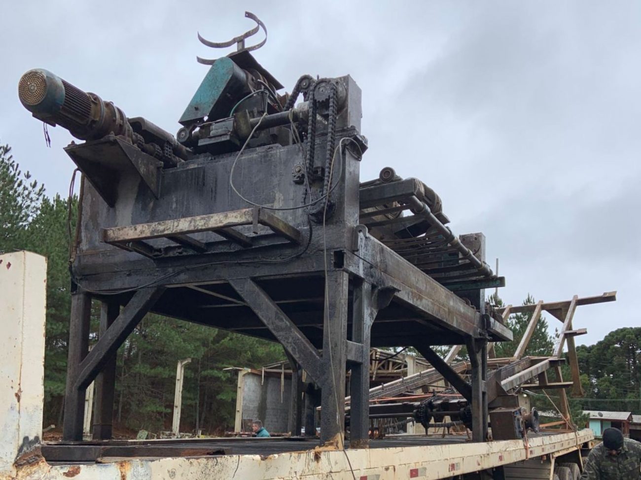 Maquinário de R$ 500 mil é encontrado em madeireira na serra após golpe em Indaial