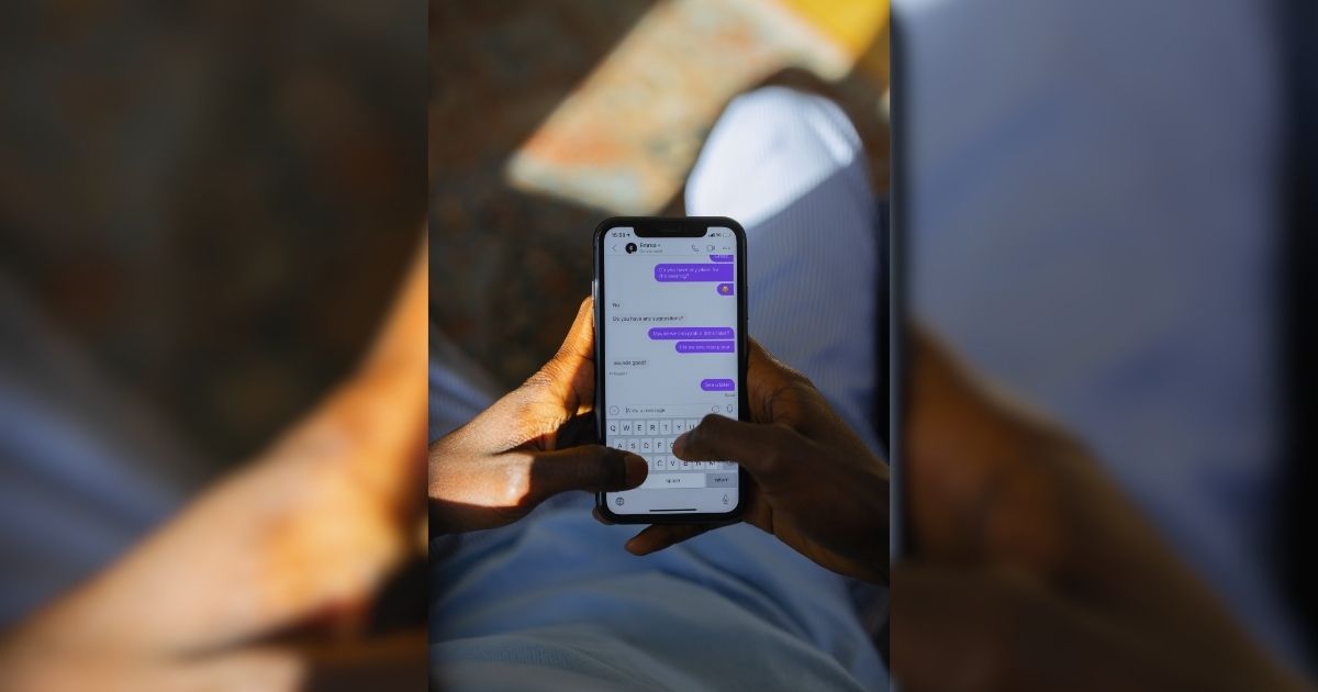 Redes sociais Imagem de uma conversa em uma rede social, para fazer referência a maneira que os criminosos estão entrando em contato com as vítimas