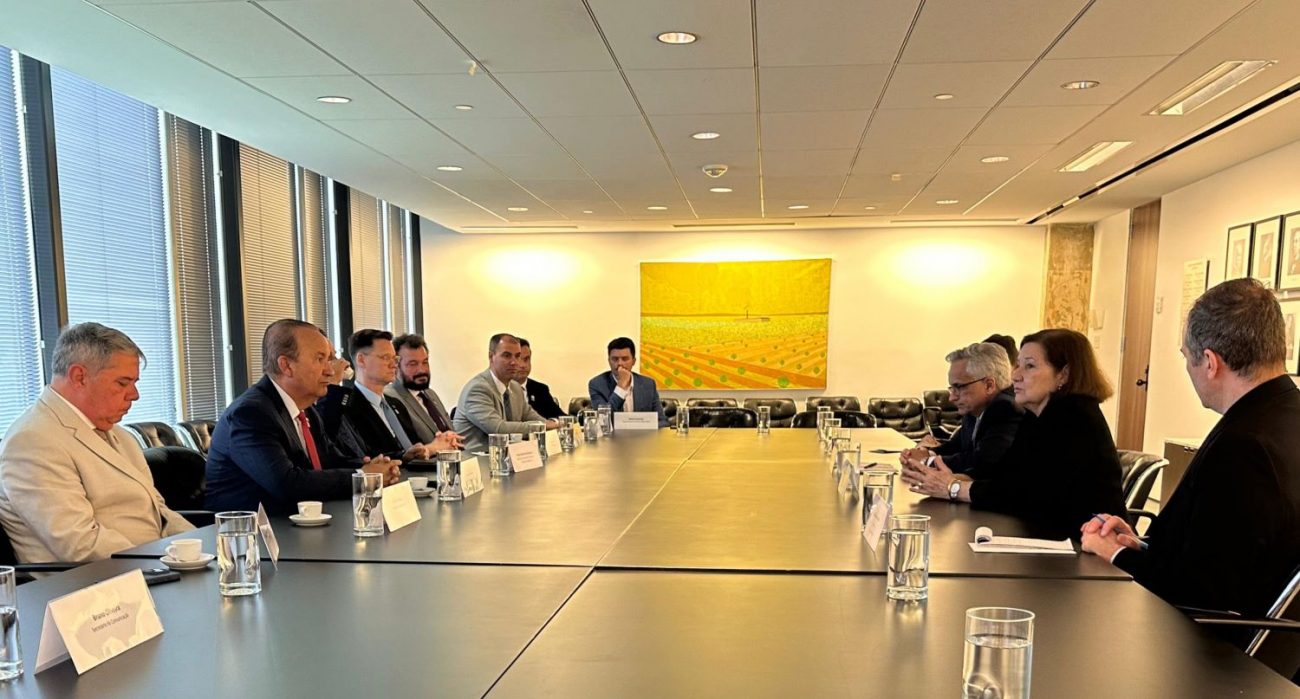 Reunião Foto mostra reunião com governador e embaixadora que tratou também sobre gripe aviária