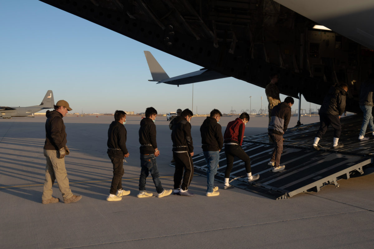 Imigrantes Imigrantes sendo deportados dos Estados Unidos