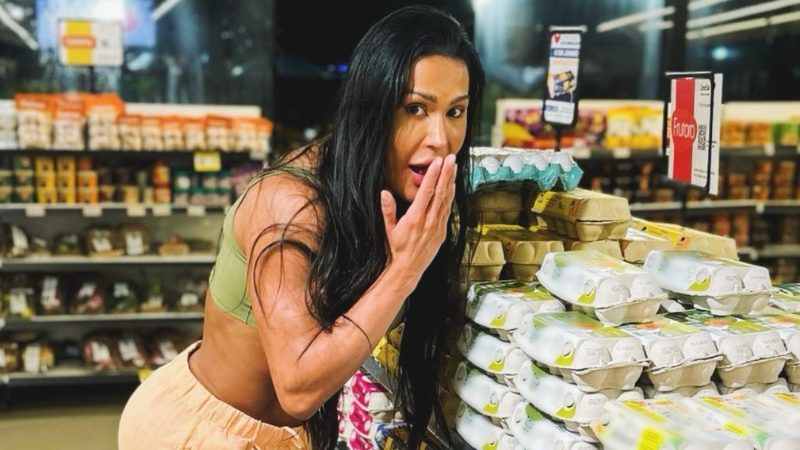 Imagem da Gracyanne Barbosa com mão na boca e surpresa