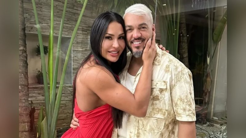 Gracyanne e Belo Gracyanne abraçando belo