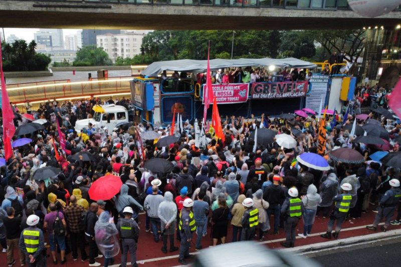 greve dos professores de sp Greve dos professores de SP. Público acompanha assembleia embaixo de chuva