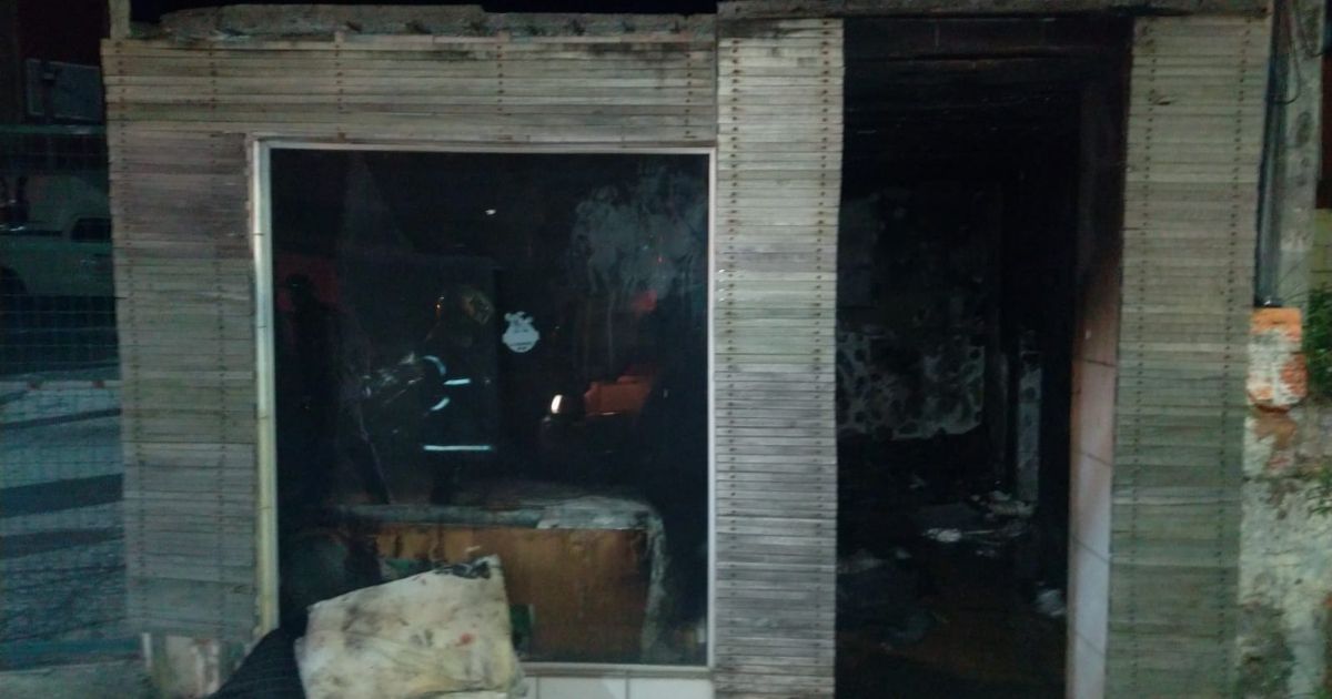 Imagem d e uma sala comercial queimada, para mostrar onde a vítima do incêndio dormia