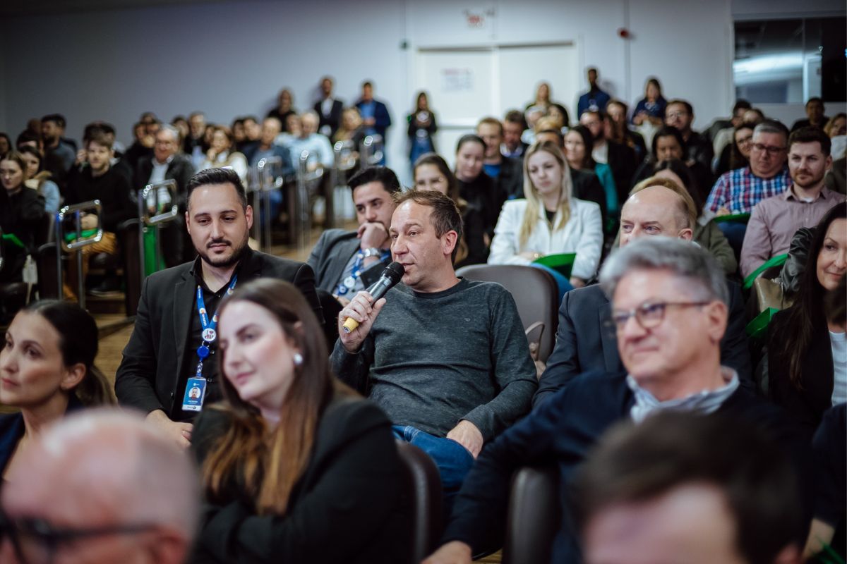 Empres&aacute;rios de Chapec&oacute; lotaram o audit&oacute;rio em busca de conhecimento e inspira&ccedil;&atilde;o para aplicar nos seus neg&oacute;cios. – Foto: Claudia Schuster/ND